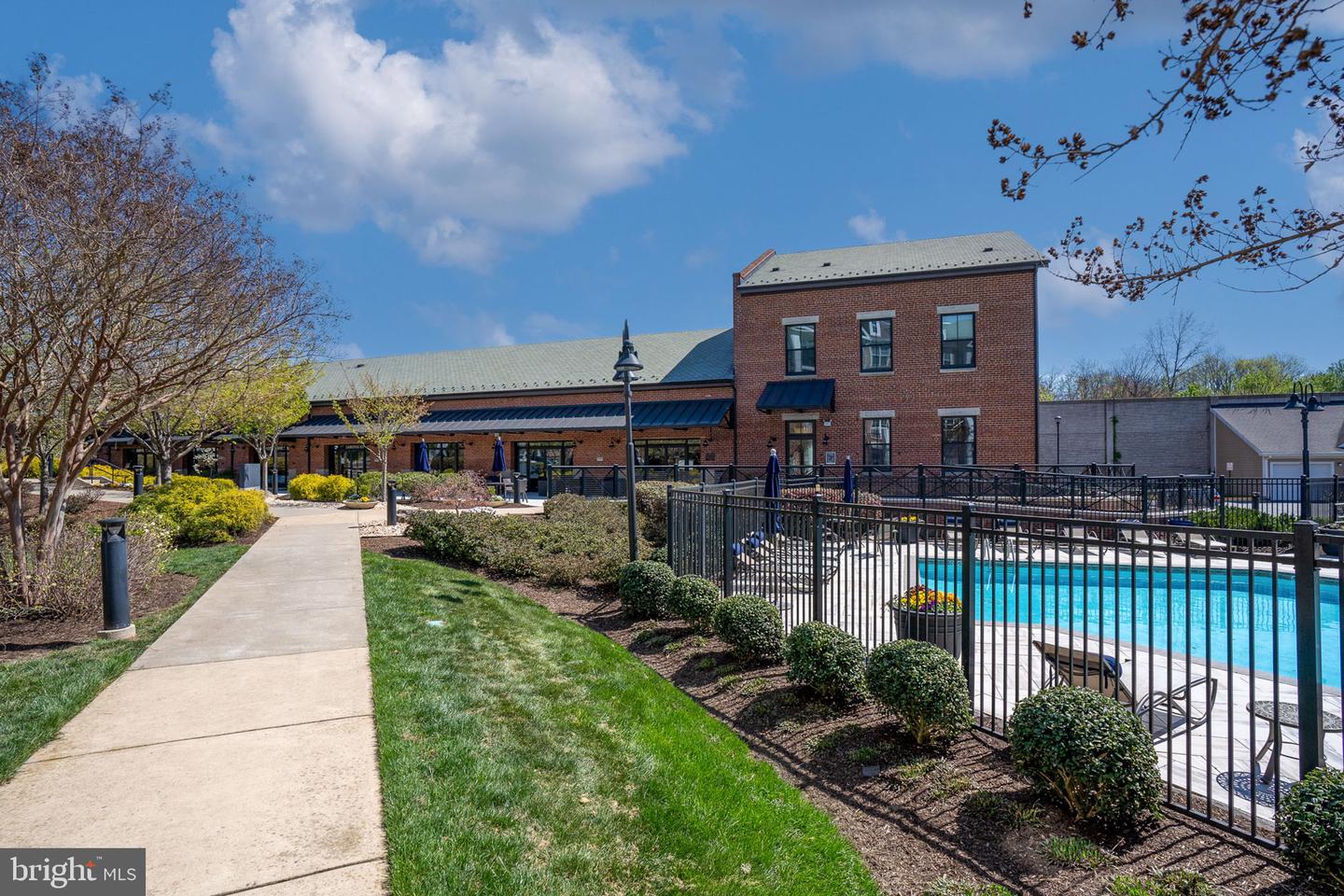 621-110 Cobblestone Blvd