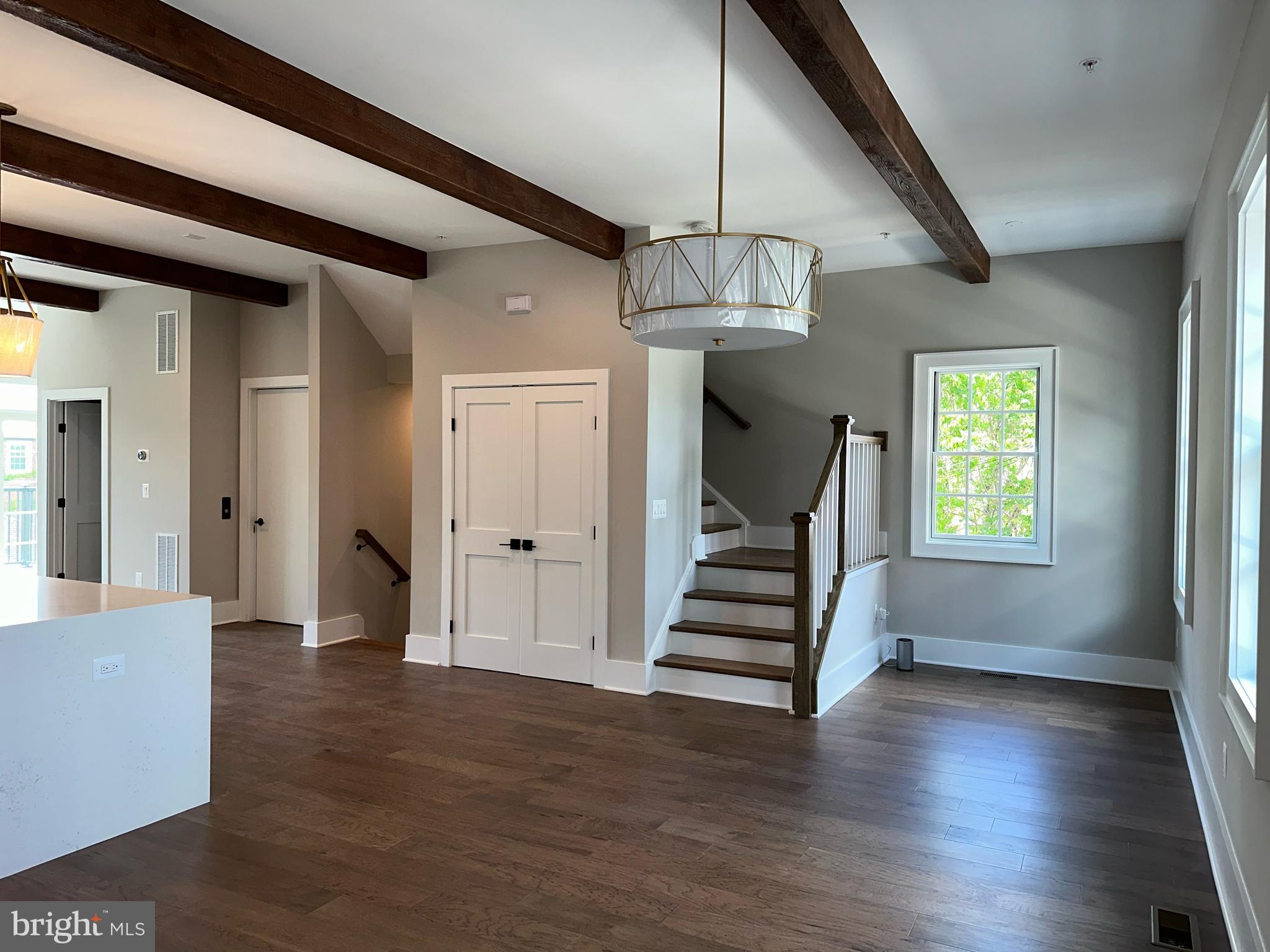 520 Mia St