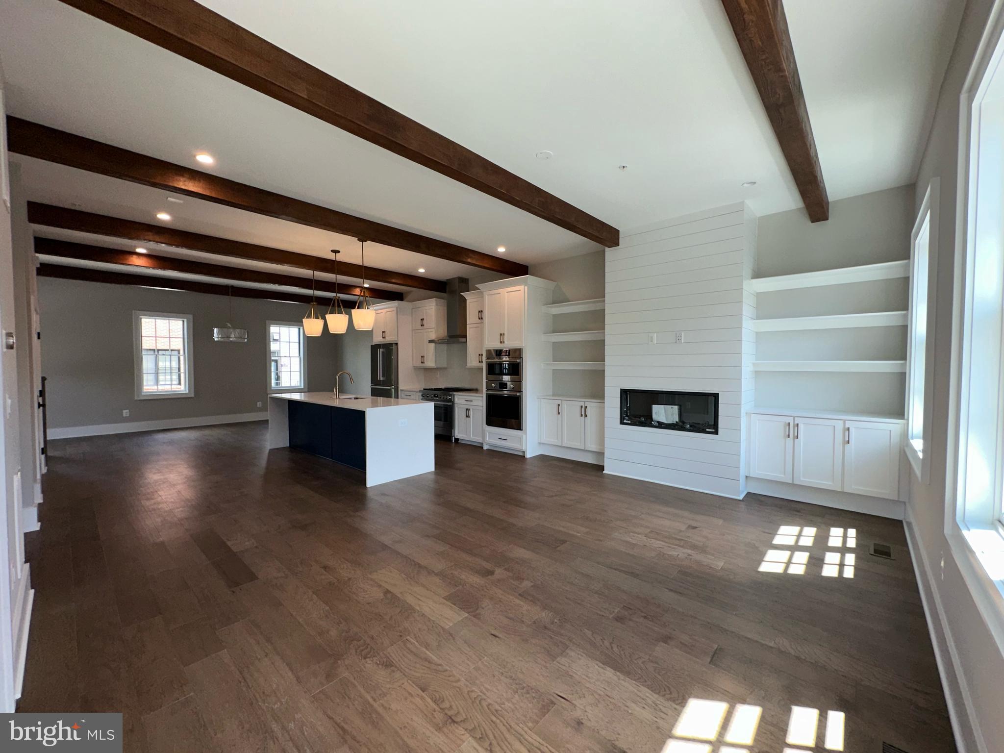 520 Mia St