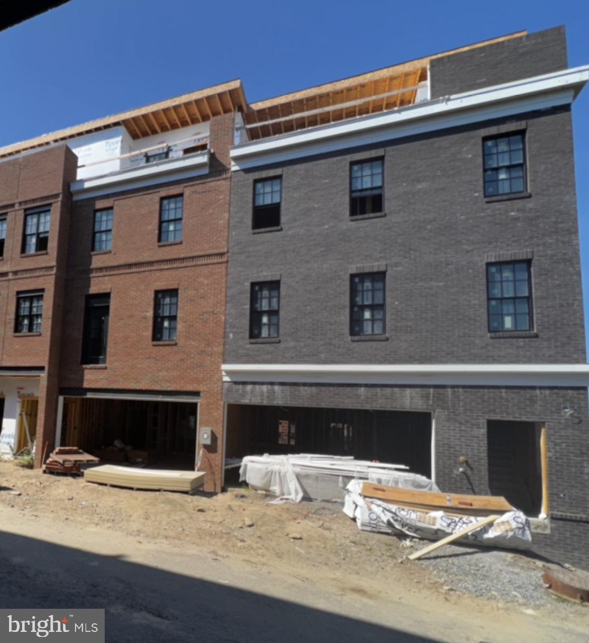 520 Mia St
