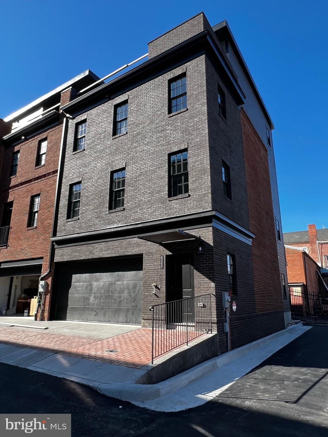 520 Mia St