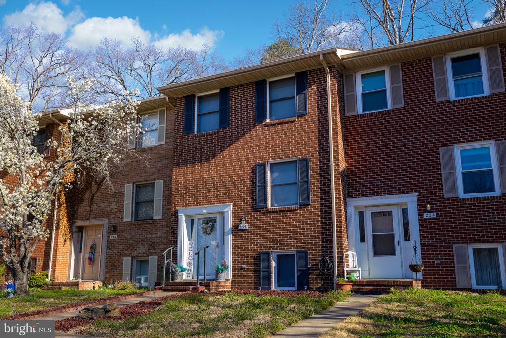 232 FARRELL LANE