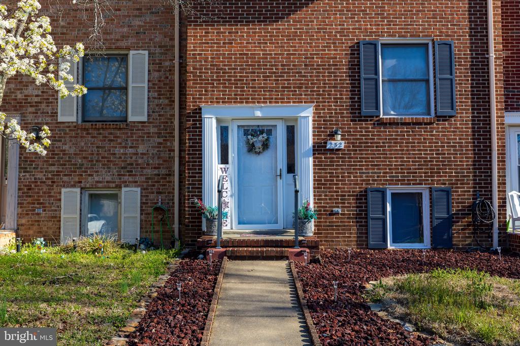 232 FARRELL LANE