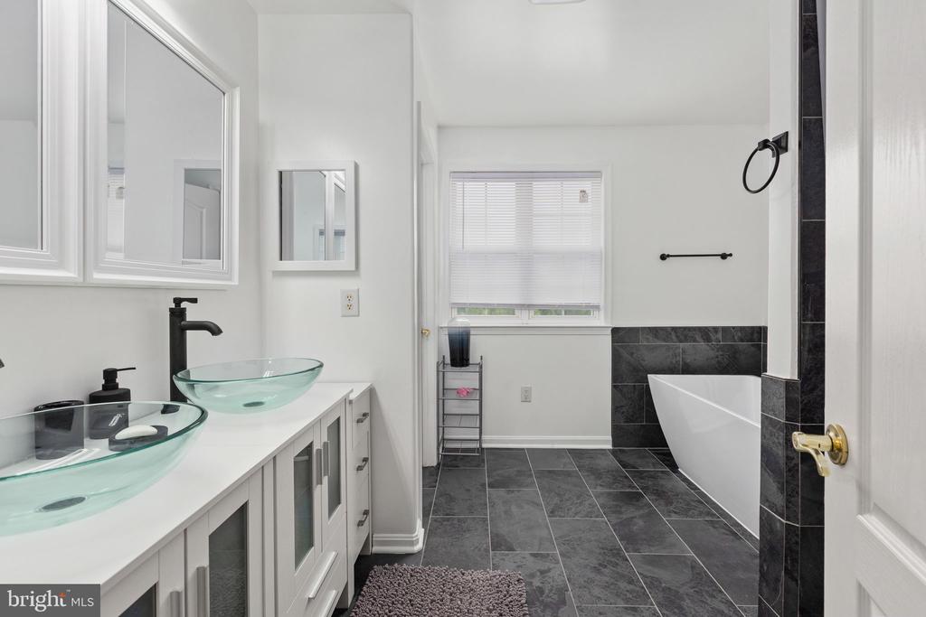 1004 BLACK OAK COURT