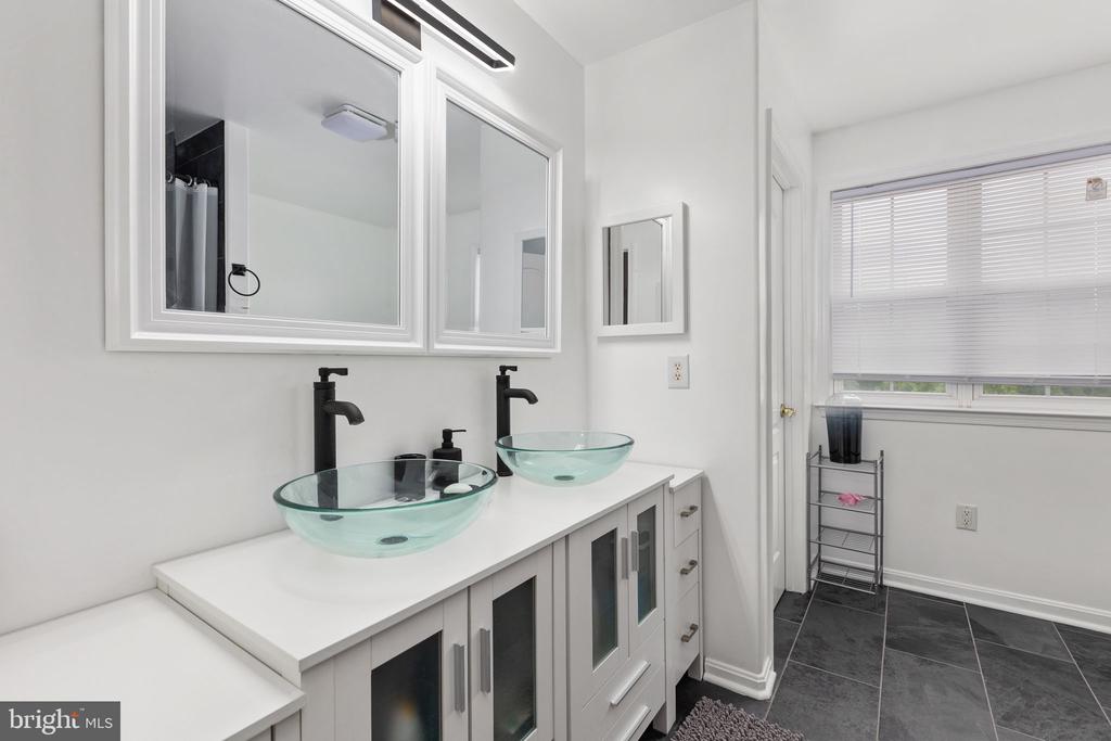 1004 BLACK OAK COURT