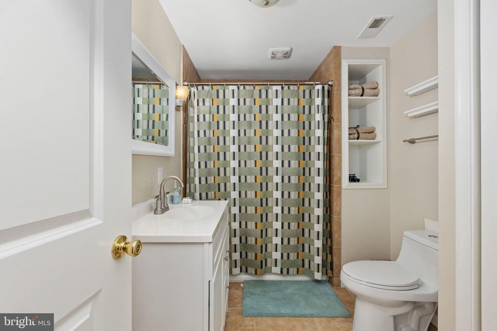 1004 BLACK OAK COURT