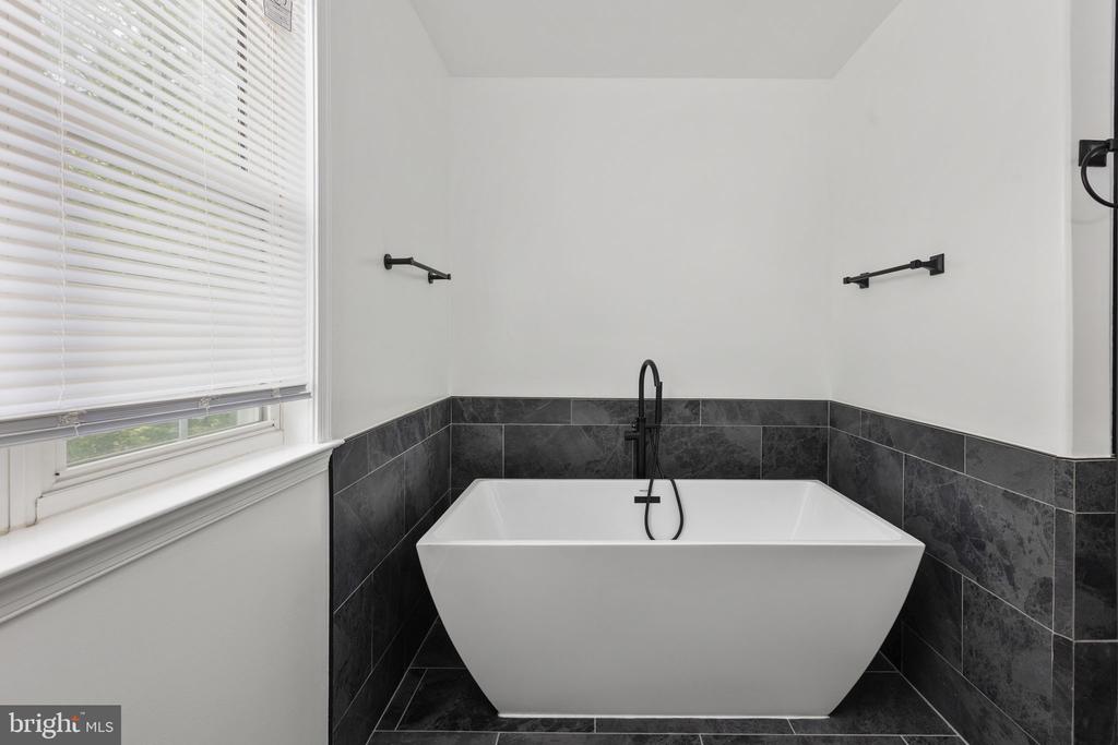 1004 BLACK OAK COURT