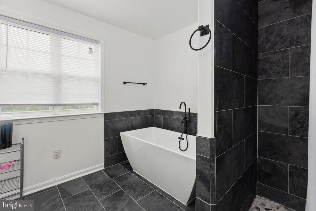 1004 BLACK OAK COURT