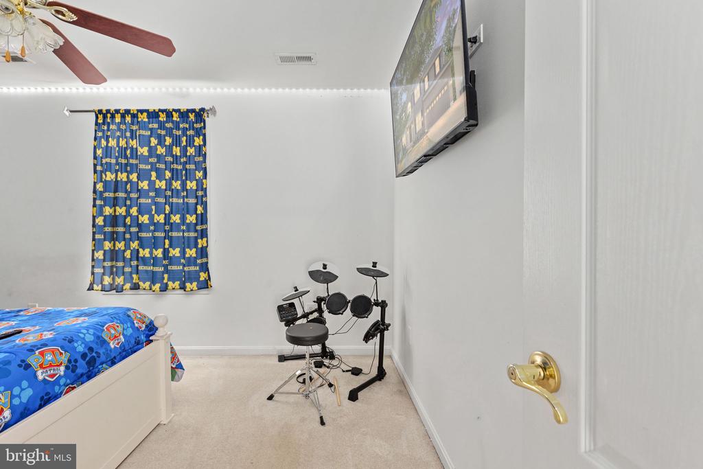 1004 BLACK OAK COURT