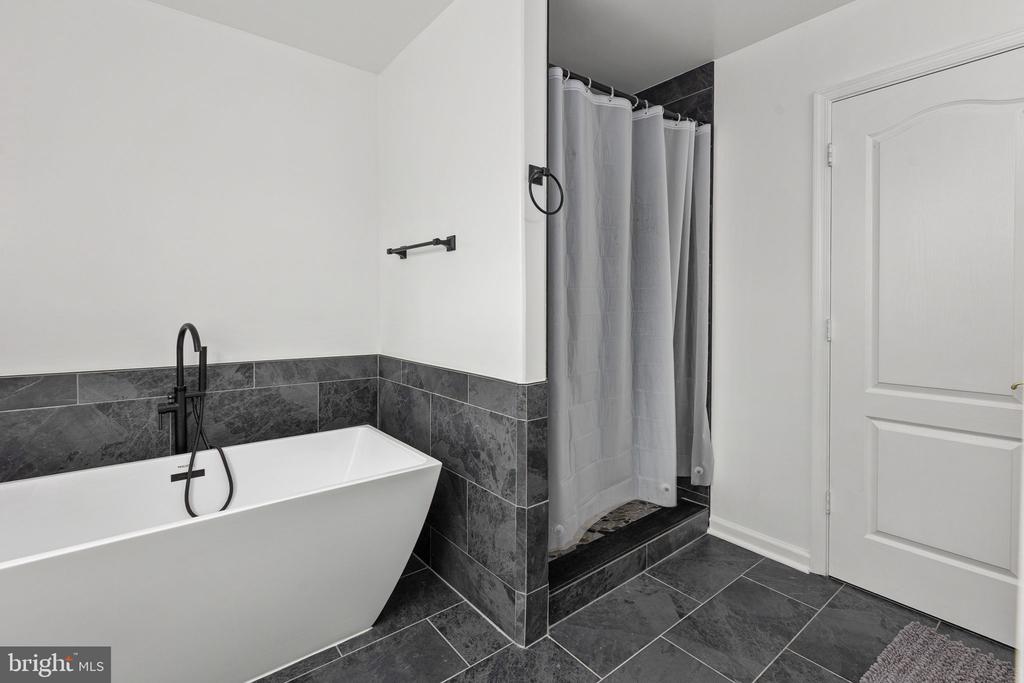 1004 BLACK OAK COURT