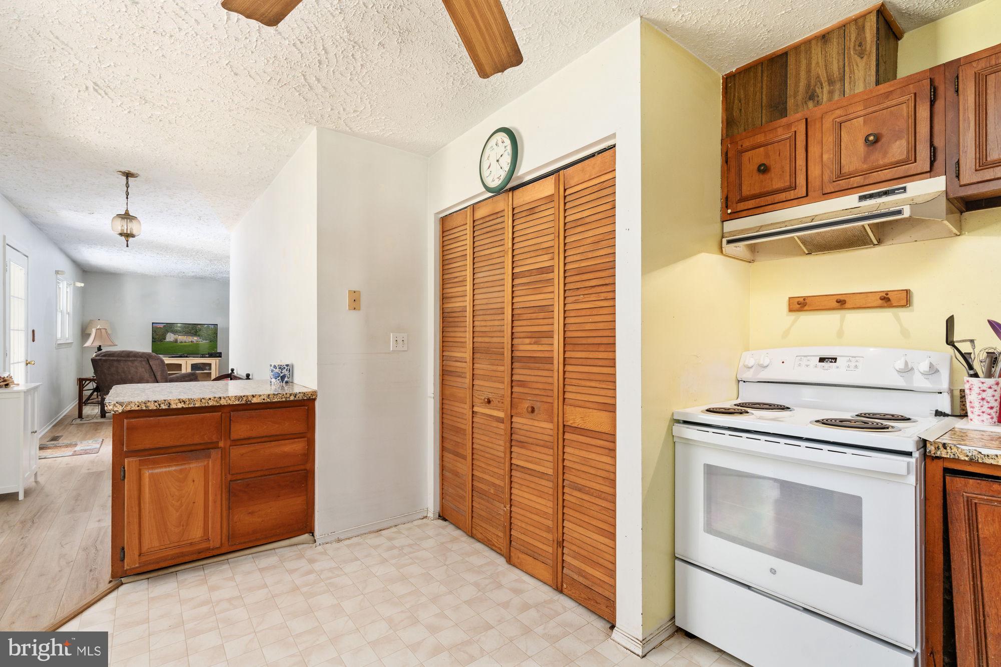 10208 WOODSIDE LANE