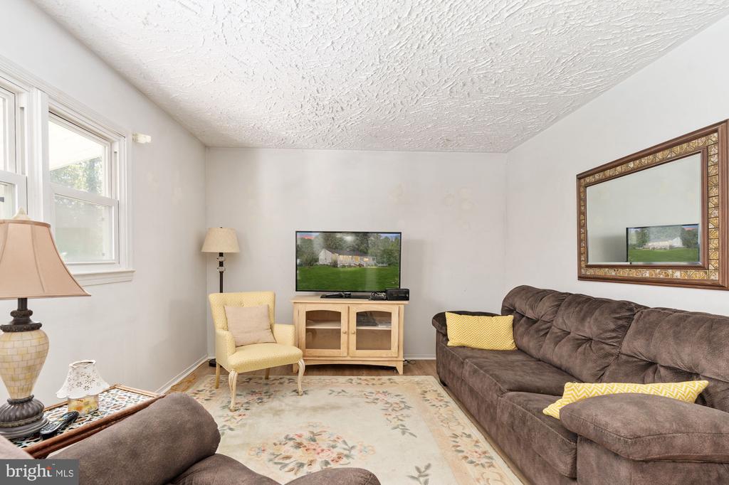 10208 WOODSIDE LANE