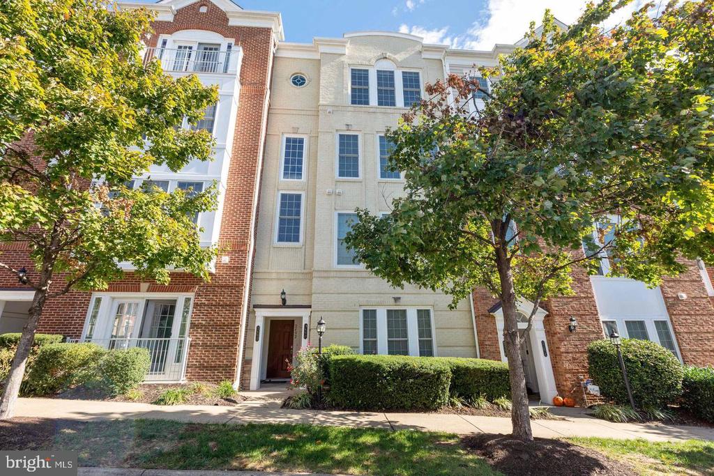 2402 BROOKMOOR LANE