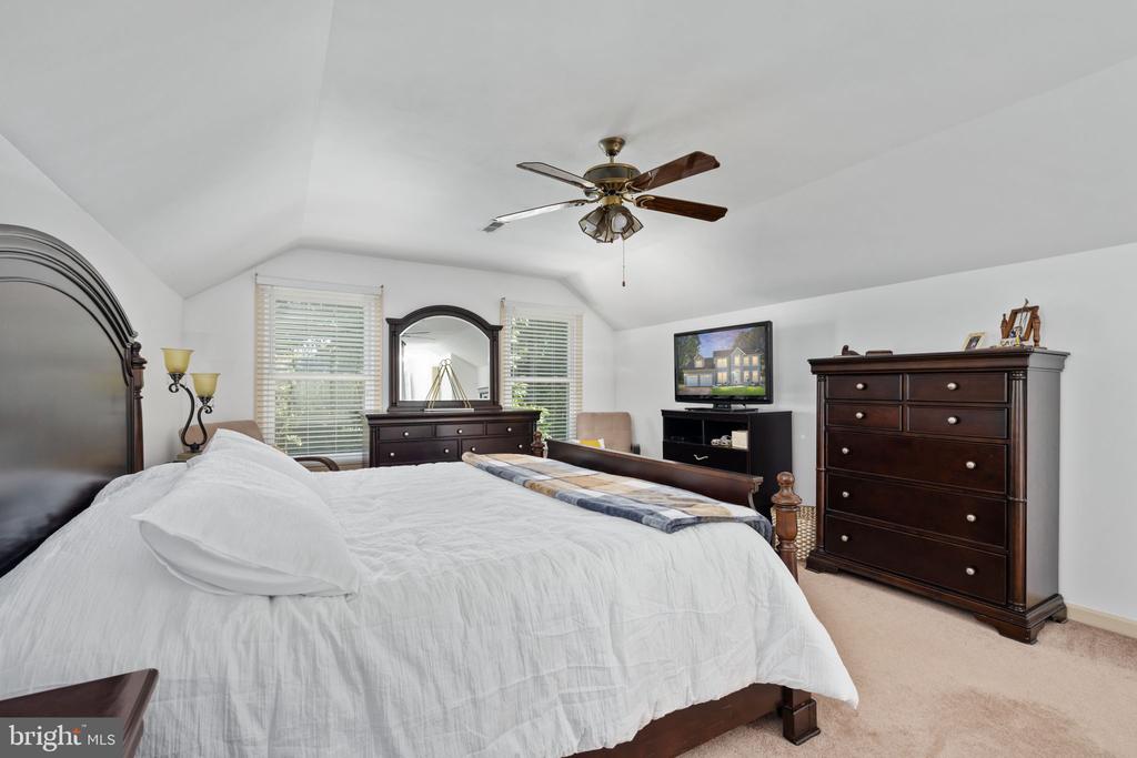 5020 Queensbury Cir