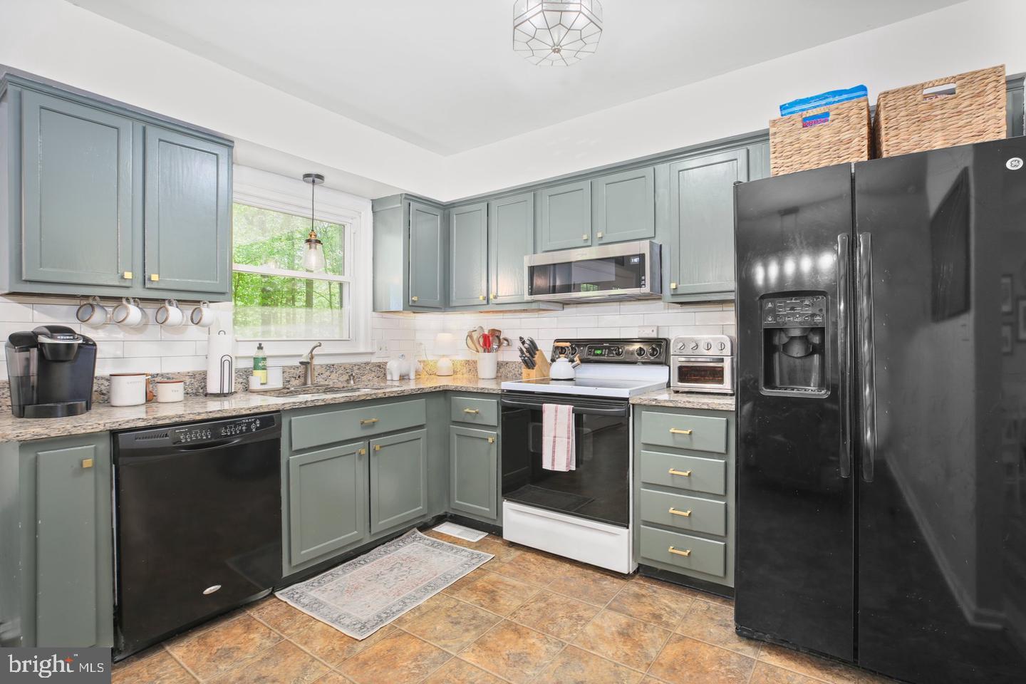 704 CANDLE RIDGE COURT