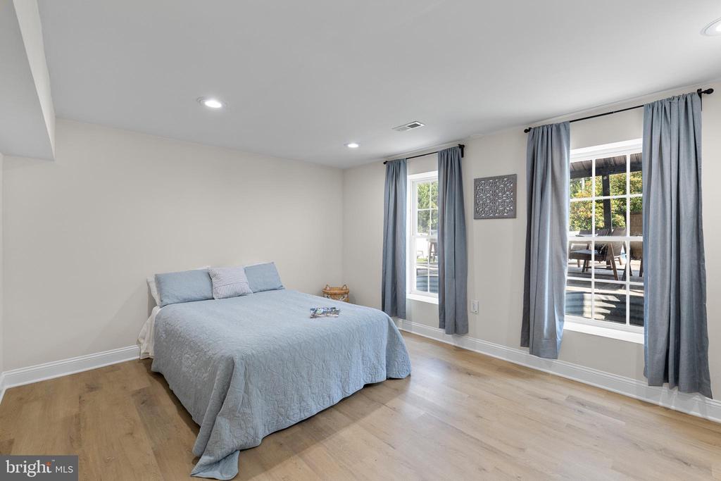7102 CROWN JEWELS COURT