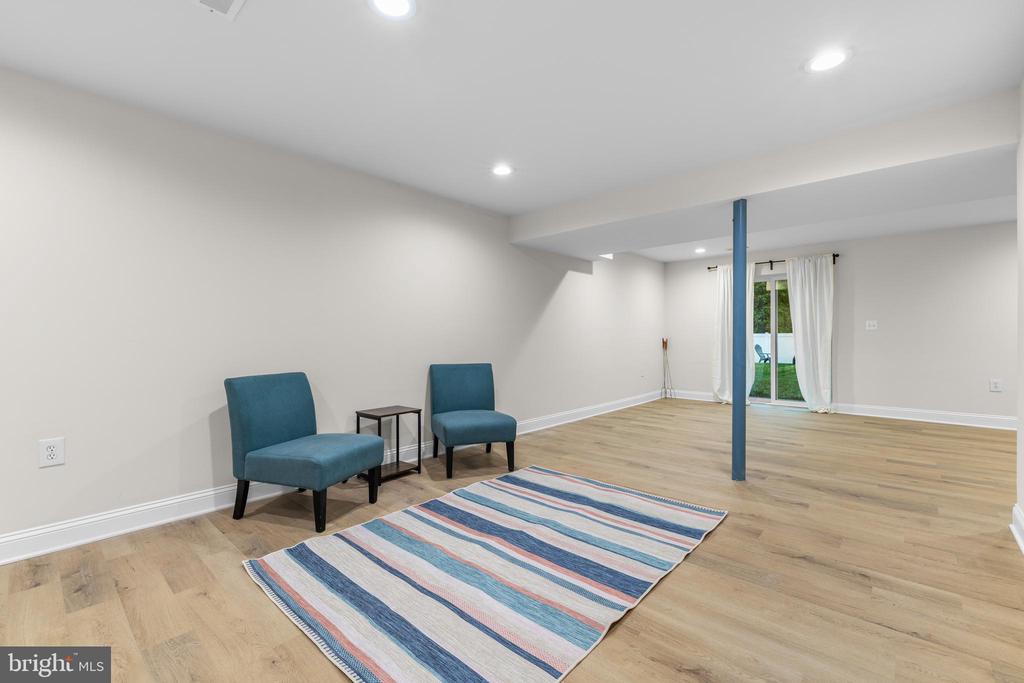 7102 CROWN JEWELS COURT