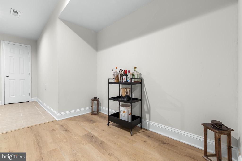 7102 CROWN JEWELS COURT