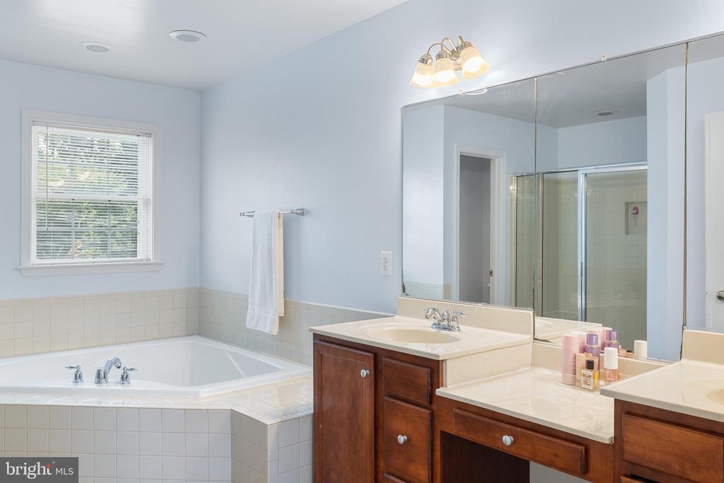 7102 CROWN JEWELS COURT