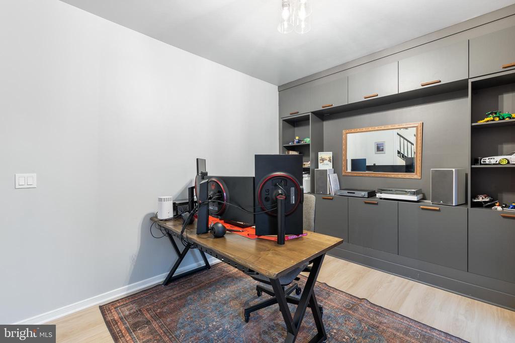 7102 CROWN JEWELS COURT