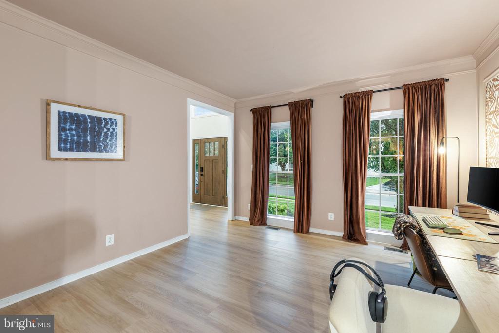 7102 CROWN JEWELS COURT