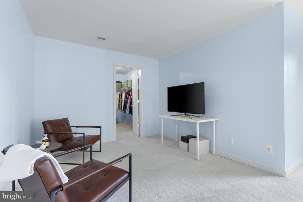 7102 CROWN JEWELS COURT