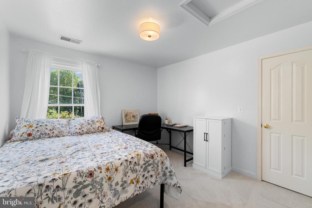 7102 CROWN JEWELS COURT