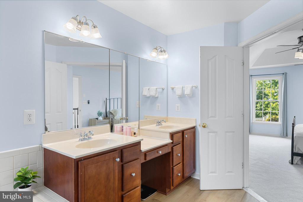 7102 CROWN JEWELS COURT