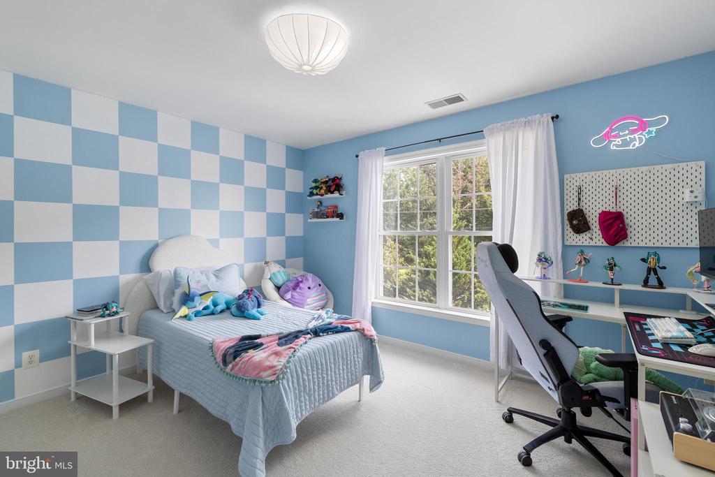 7102 CROWN JEWELS COURT