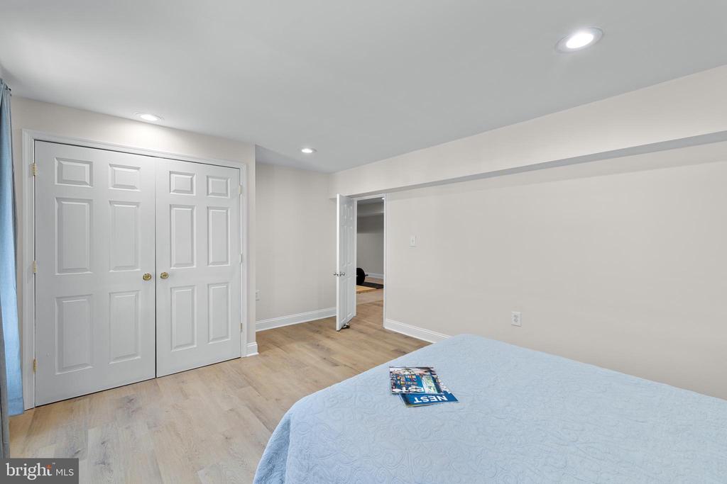 7102 CROWN JEWELS COURT