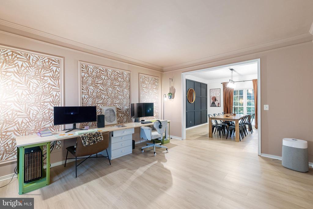 7102 CROWN JEWELS COURT