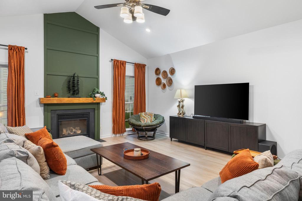 7102 CROWN JEWELS COURT