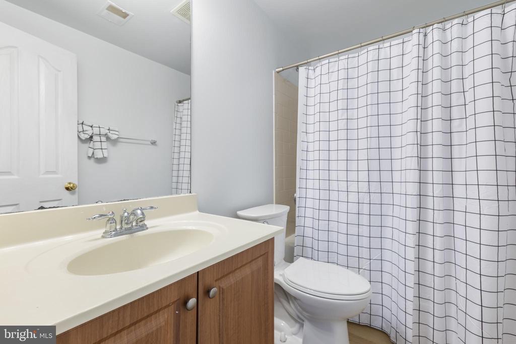 7102 CROWN JEWELS COURT