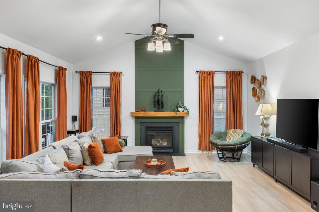 7102 CROWN JEWELS COURT
