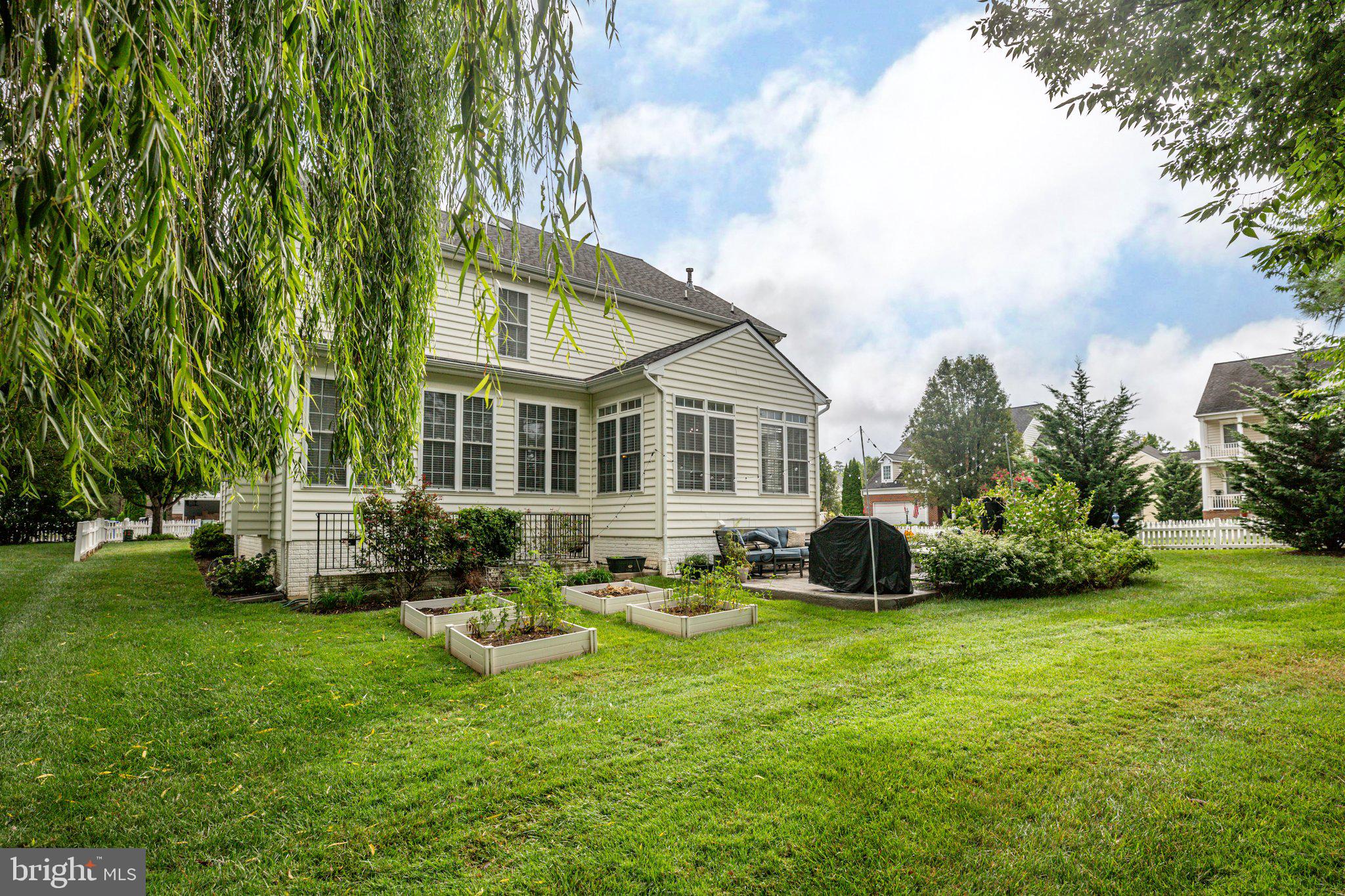 10 Crawford Ln