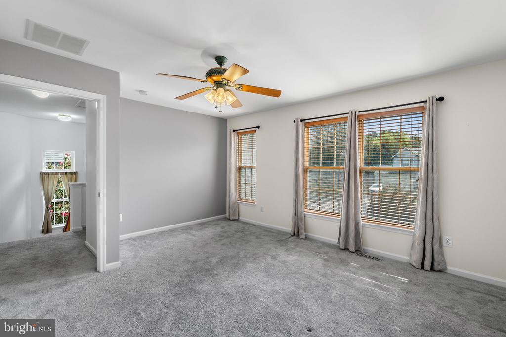 17 EMERALD DR,
