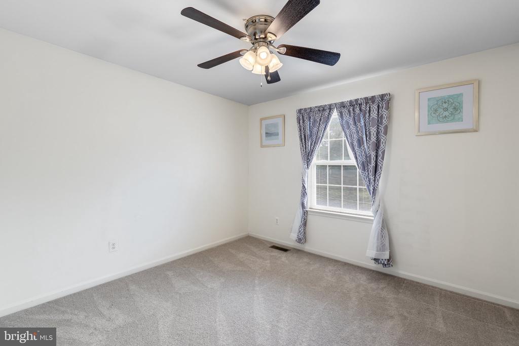 17 EMERALD DR,