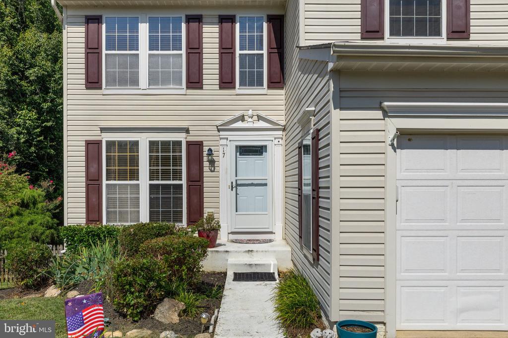17 EMERALD DR,