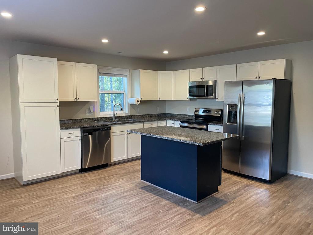 395 SHOREWOOD DR