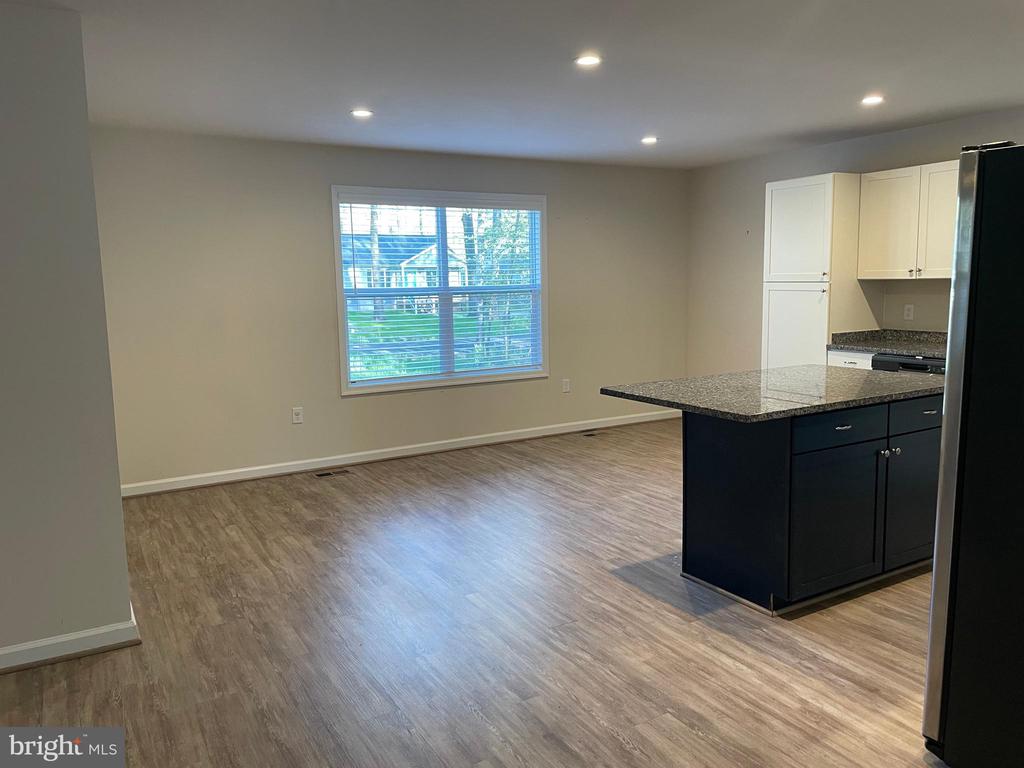 395 SHOREWOOD DR