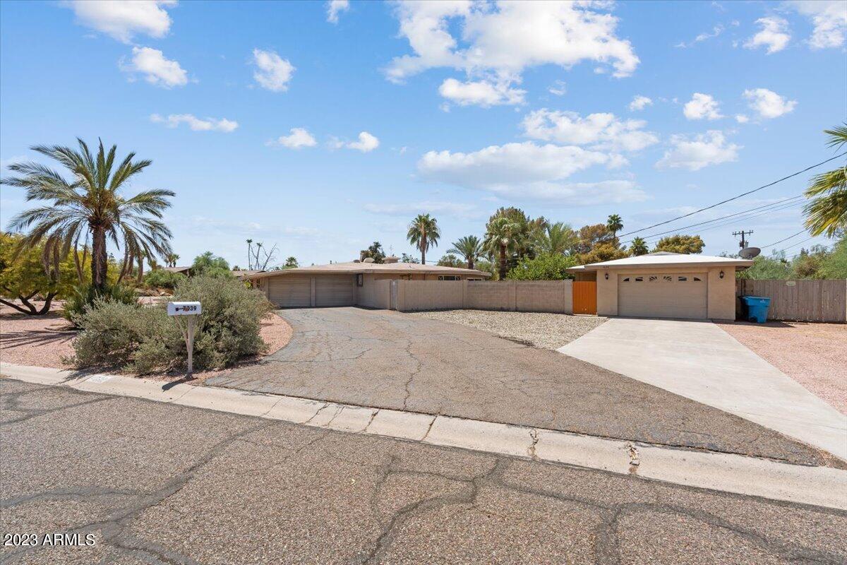 7039 E LARKSPUR Drive