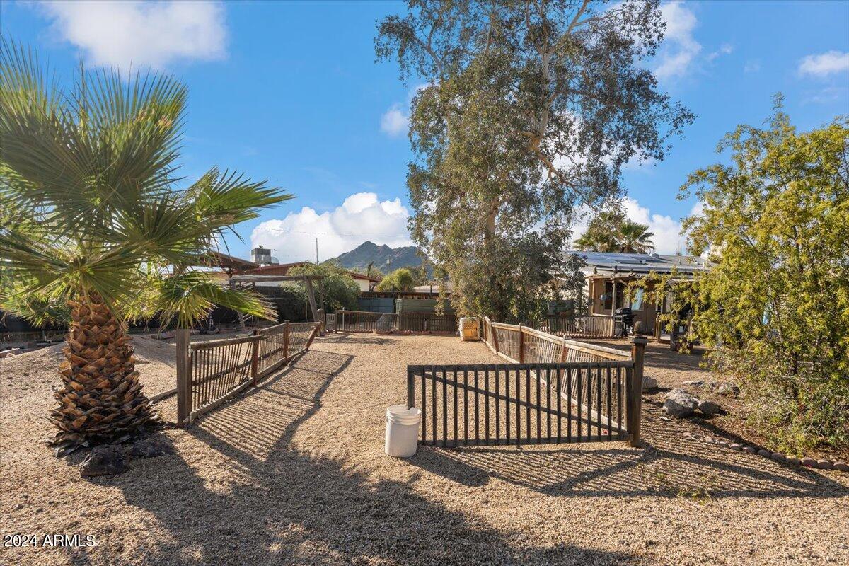 2222 E SYLVIA Street