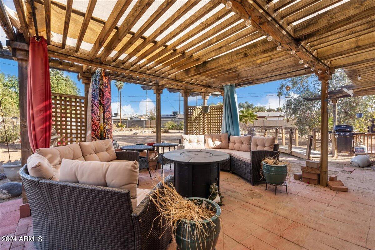2222 E SYLVIA Street