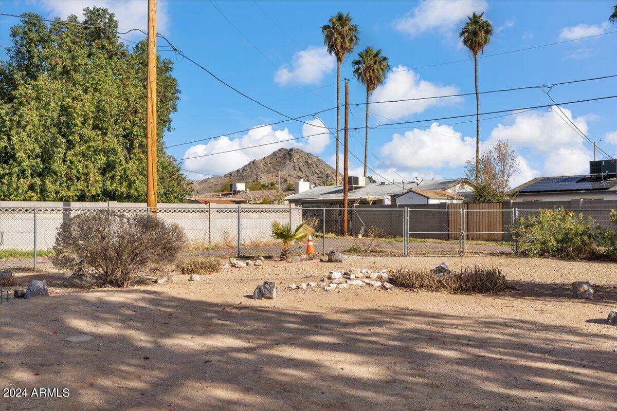 2222 E SYLVIA Street