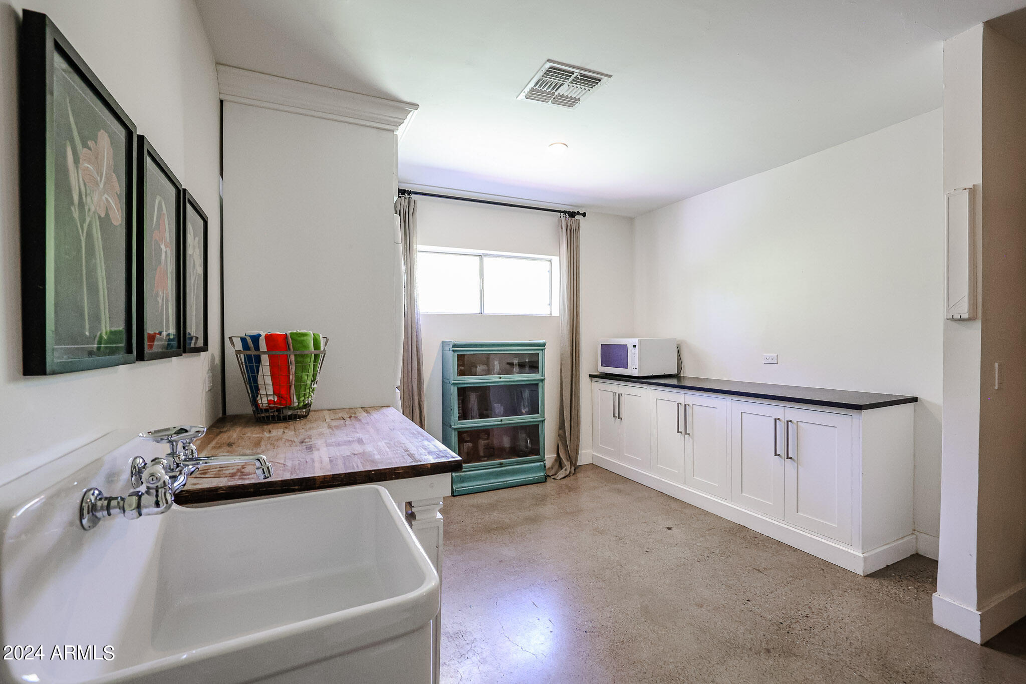 1234 W SOLANO Drive