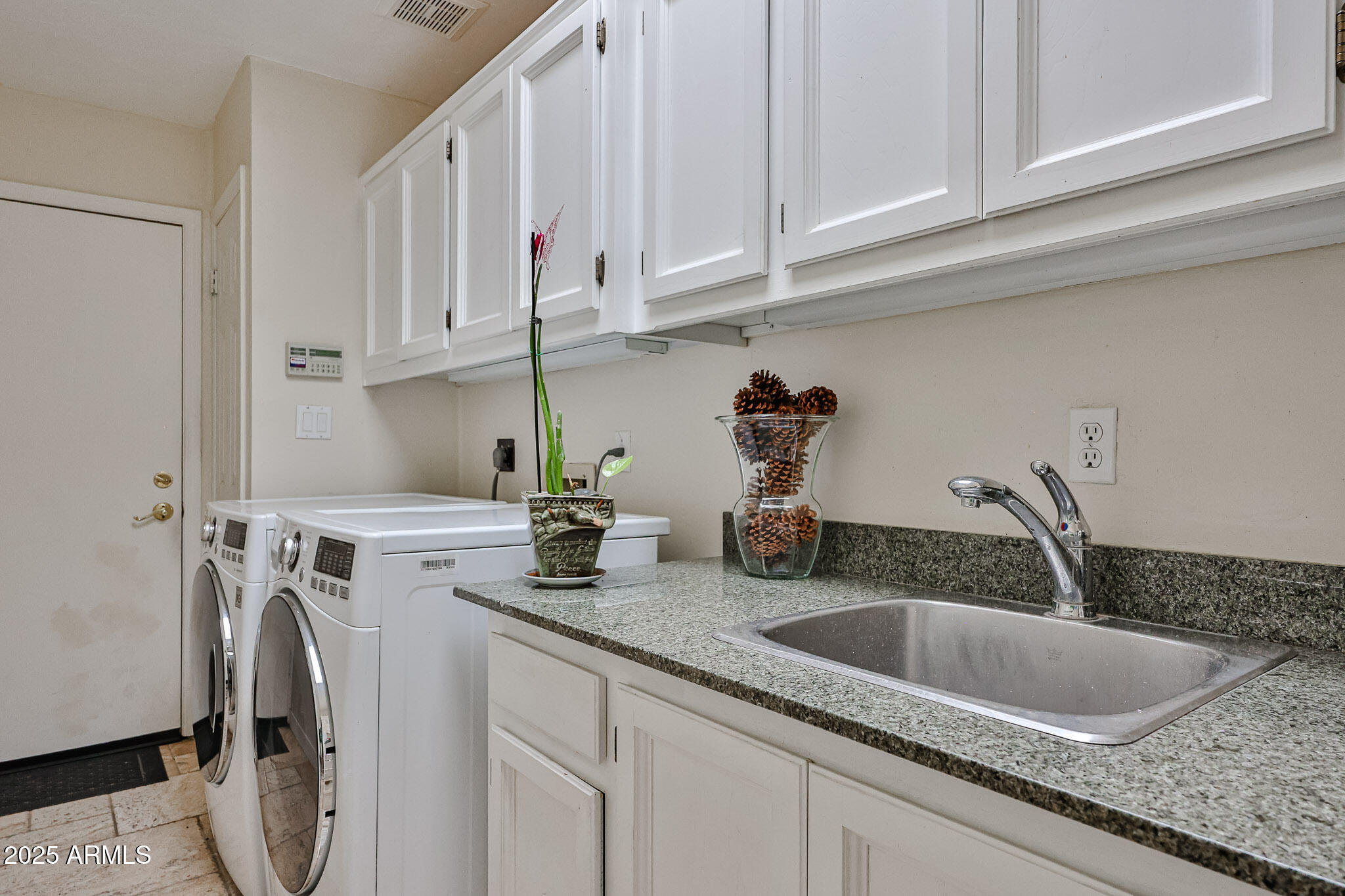 1035 N VISTA VERDE