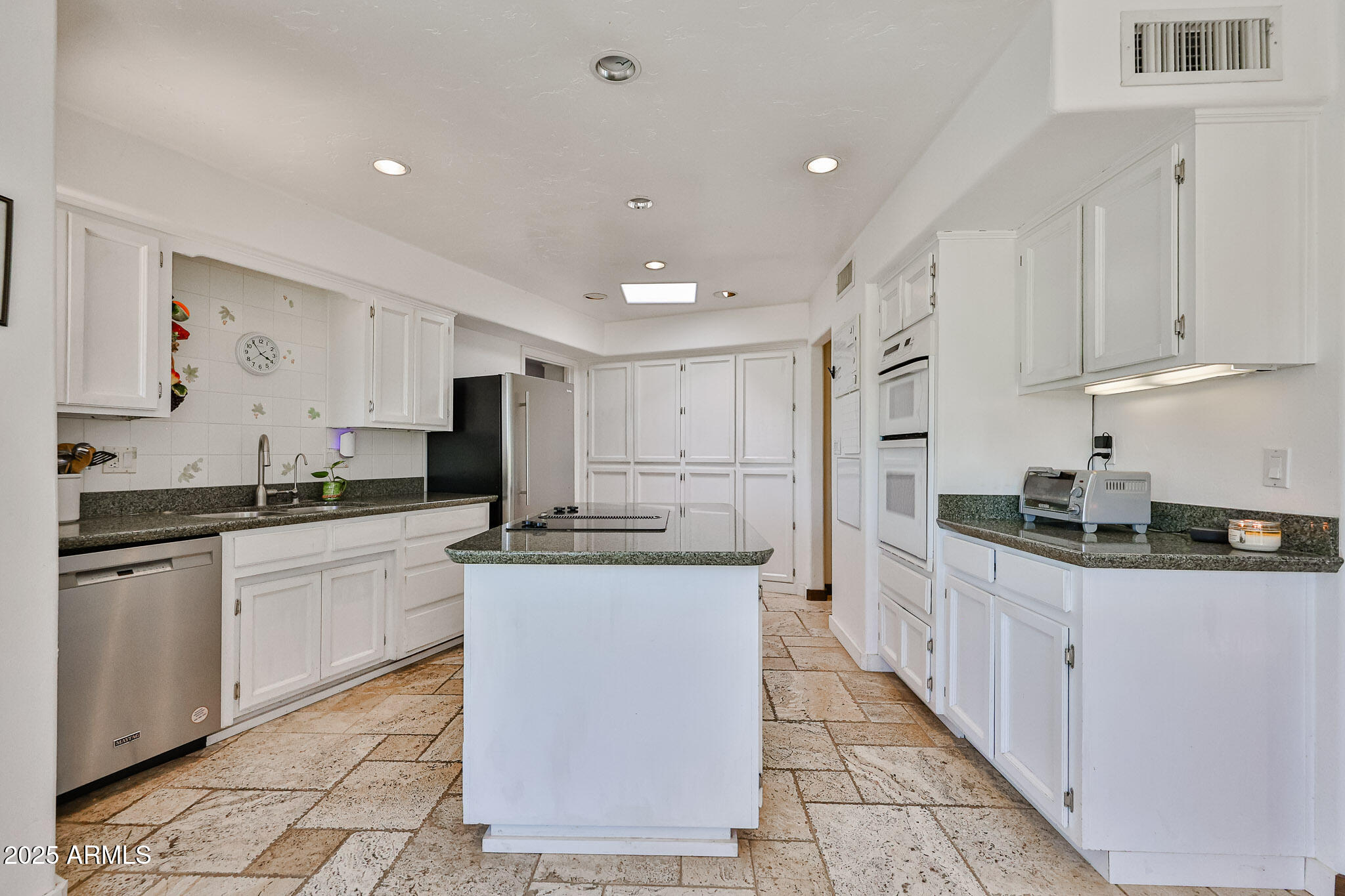 1035 N VISTA VERDE