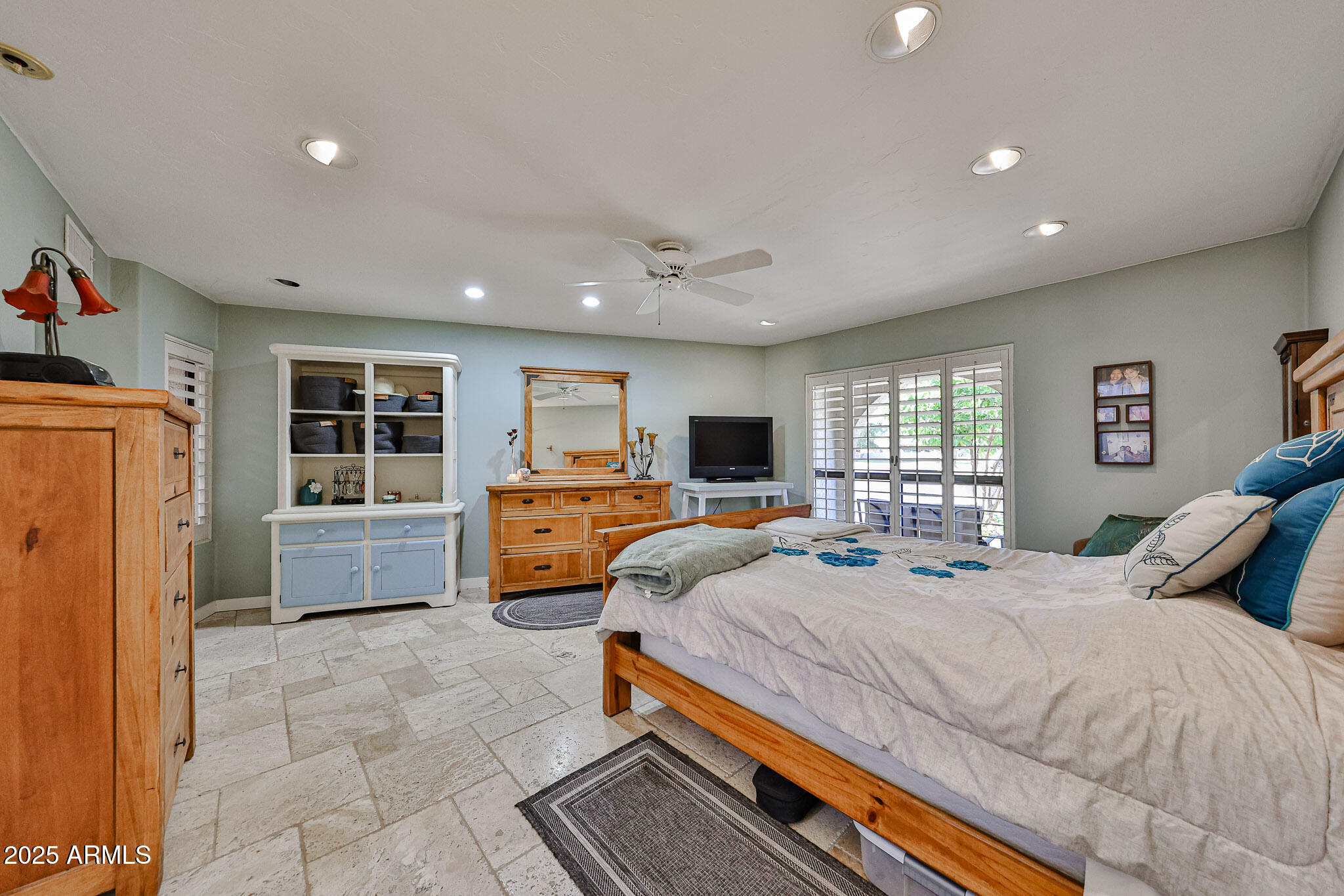 1035 N VISTA VERDE