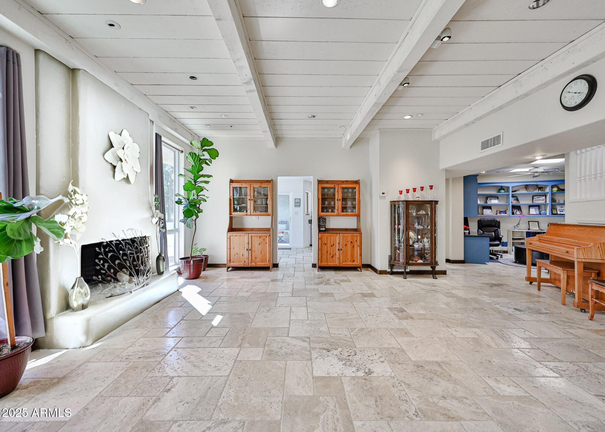 1035 N VISTA VERDE
