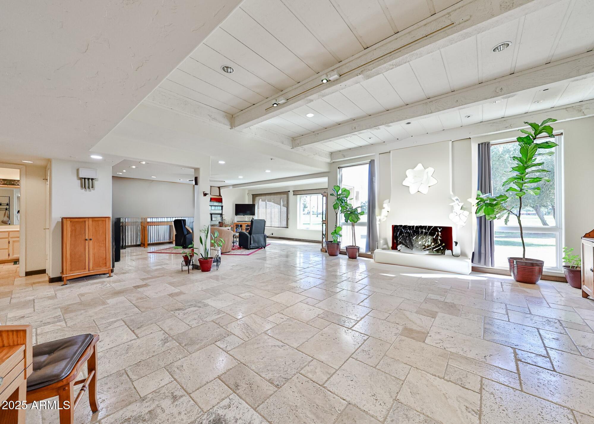 1035 N VISTA VERDE